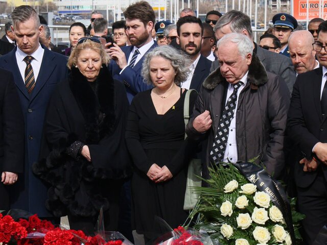 Представители зарубежных посольств в Москве возложили цветы к мемориалу рядом с 