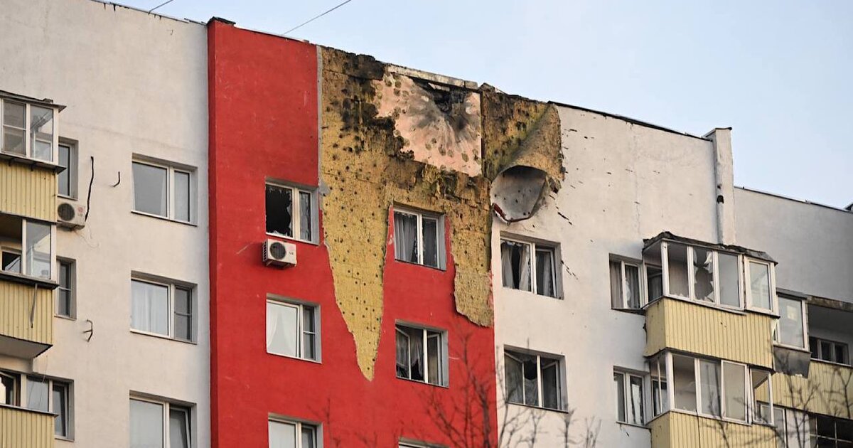 службы города ликвидируют повреждения дома в результате атаки БПЛА службы города ликвидируют повреждения дома в результате атаки БПЛА