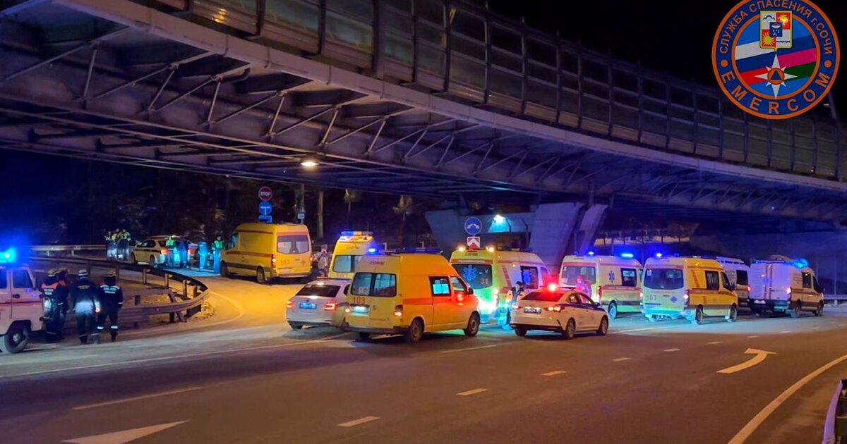 Семь человек пострадали при столкновении автомобиля с опорой эстакады в Сочи Семь человек пострадали при столкновении автомобиля с опорой эстакады в Сочи