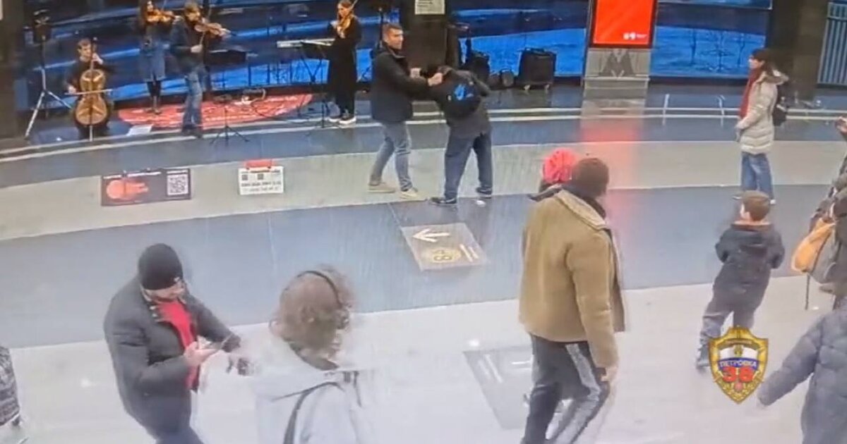 Очевидцы задержали мужчину, пытавшегося ограбить музыкантов в метро Москвы Очевидцы задержали мужчину, пытавшегося ограбить музыкантов в метро Москвы
