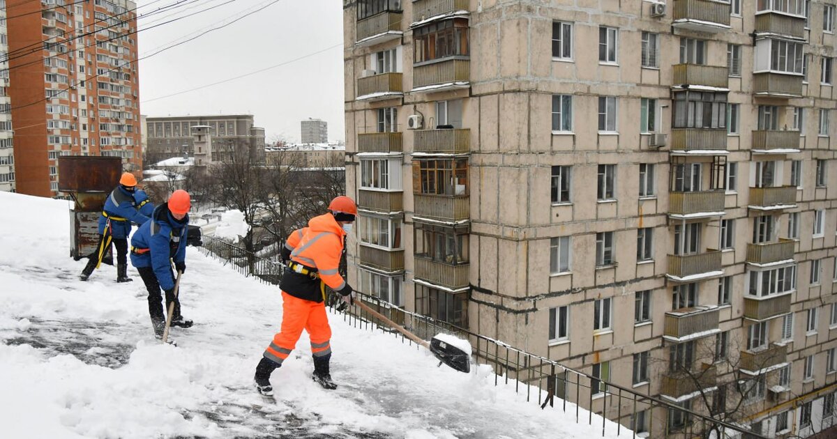 В Москве проводят очистку крыш жилых домов после снегопада В Москве проводят очистку крыш жилых домов после снегопада