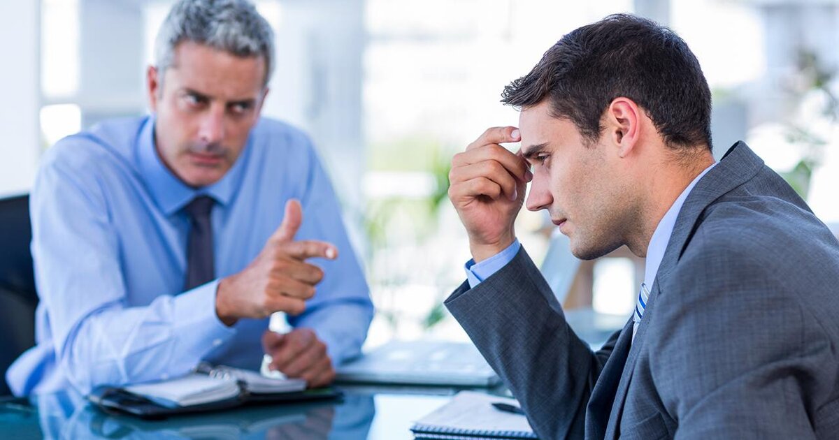 напряженный разговор работника с руководителем в офисе