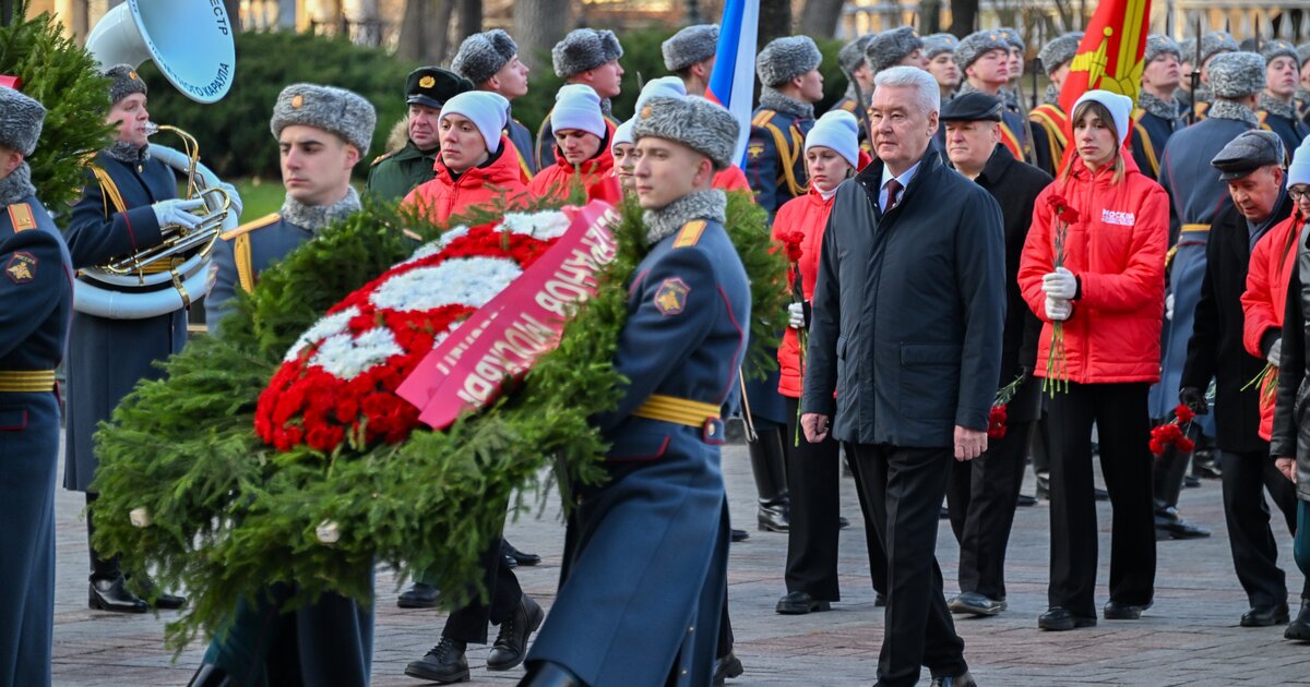 Собянин возложил цветы к Могиле Неизвестного Солдата в честь годовщины Битвы под Москвой Собянин возложил цветы к Могиле Неизвестного Солдата в честь годовщины Битвы под Москвой
