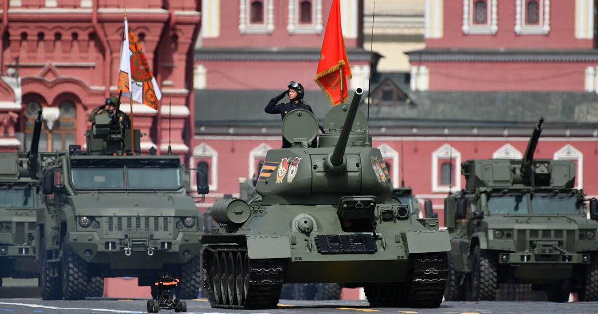 Механизированную колонну на параде Победы возглавил танк Т-34 Механизированную колонну на параде Победы возглавил танк Т-34