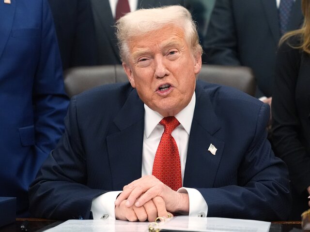 Трамп вновь появился на публике с тональным кремом на руке