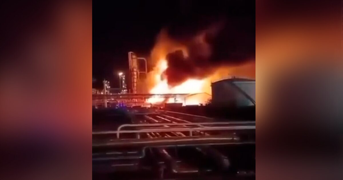 Взрывы и пожары произошли на двух крупных НПЗ в Румынии и Венгрии Взрывы и пожары произошли на двух крупных НПЗ в Румынии и Венгрии