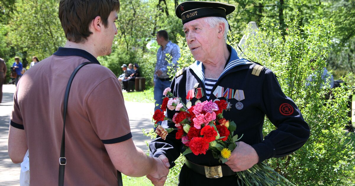 Ветераны 2014 года. Цветы ветеранам. Ветеранам дарят цветы. Уважение к ветеранам. Поздравляем ветеранов.