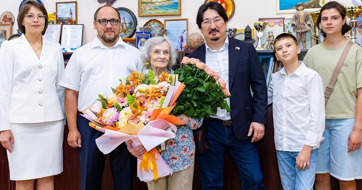 Собянин поздравил учителя биологии школы № 1522 Элеонору Андрееву с 90-летием Собянин поздравил учителя биологии школы № 1522 Элеонору Андрееву с 90-летием