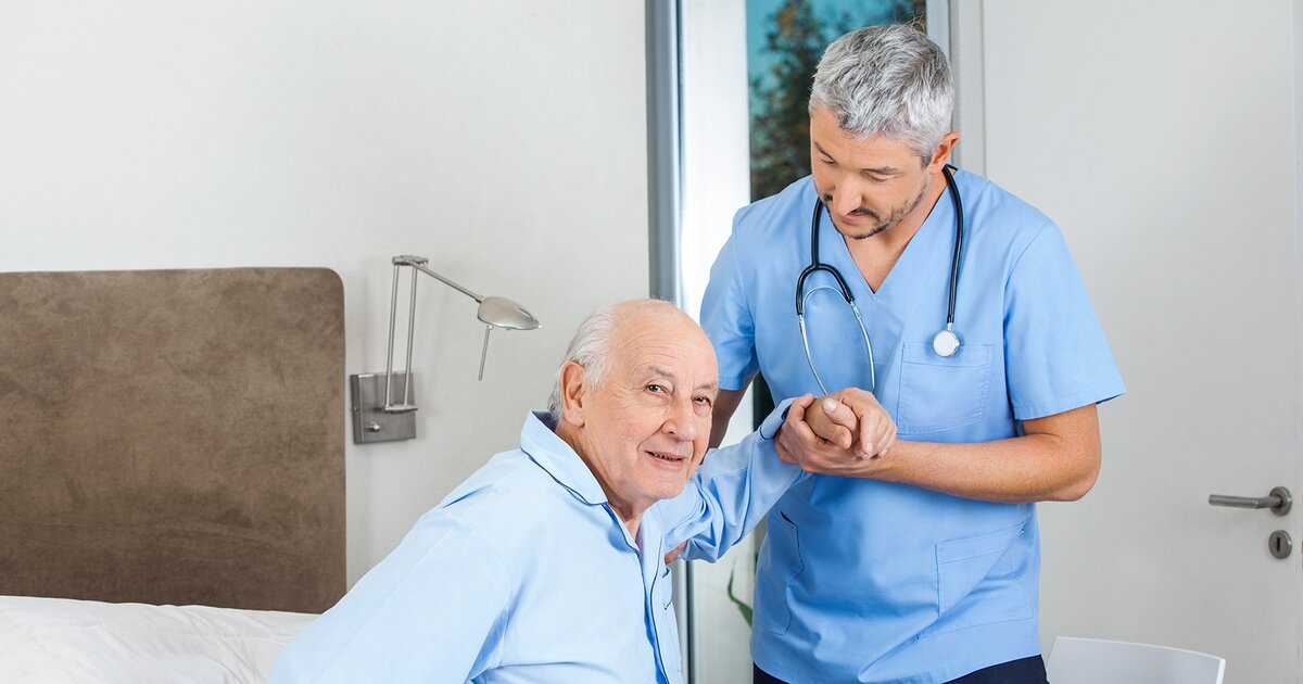 пожилой мужчина советуется с врачом