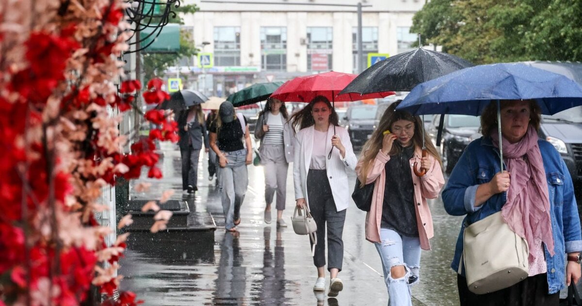 Сильный ливень обрушился на Москву Сильный ливень обрушился на Москву