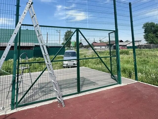 Юношу насмерть придавило незакрепленными футбольными воротам