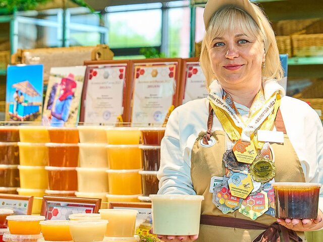 Участница московской ярмарки отправляет бойцам СВО продукцию