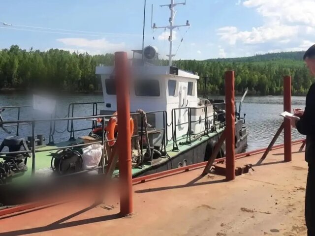 Под Иркутском перевернулся катер с двумя людьми