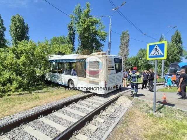 Пассажирский автобус врезался в дерево в Саратове