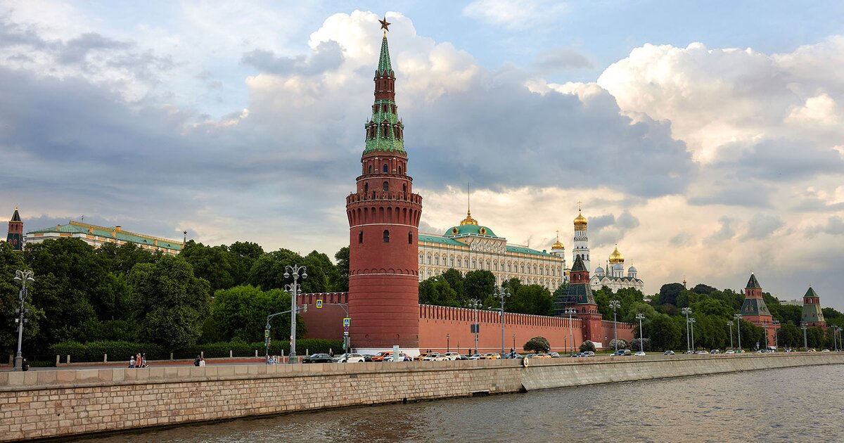 Движение закрывали на Тверской улице и Кремлевской набережной Движение закрывали на Тверской улице и Кремлевской набережной