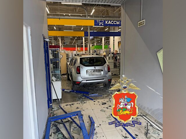 Автомобиль въехал в здание магазина в подмосковной Истре