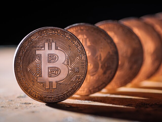 Стоимость биткоина опустилась ниже 65 тысяч долларов впервые с февраля