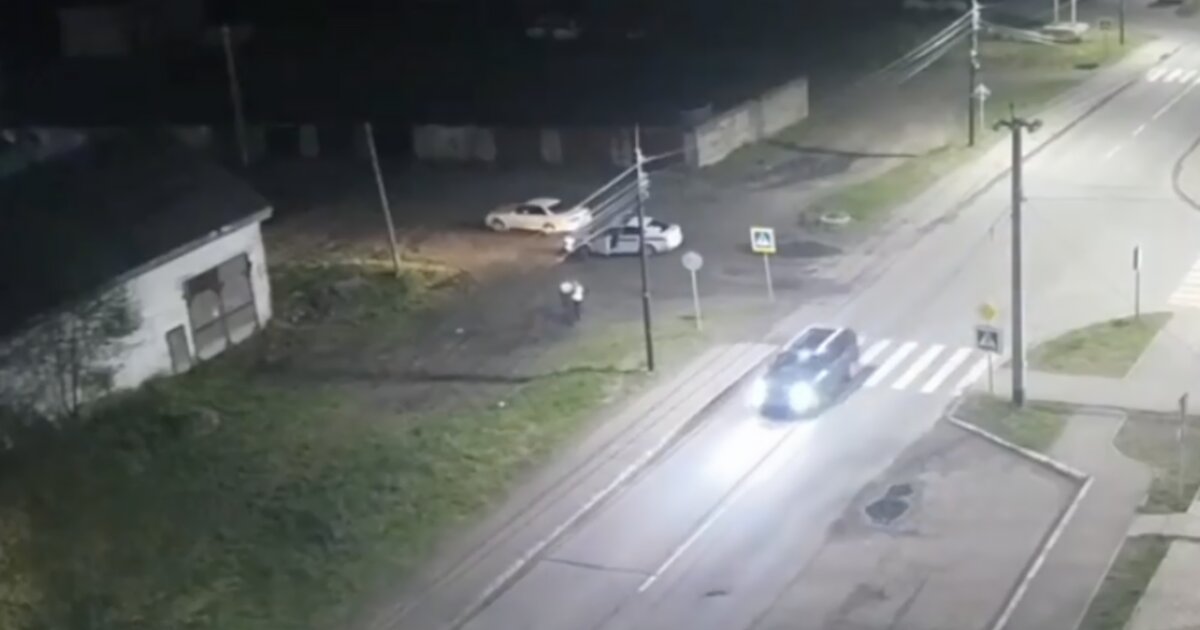 В Сахалинской области пьяный подросток пытался скрыться от полиции на угнанной машине В Сахалинской области пьяный подросток пытался скрыться от полиции на угнанной машине