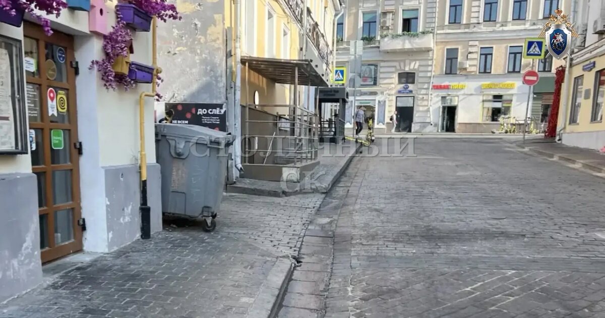 Мужчина ножом ударил двух молодых людей в центре Москвы Мужчина ножом ударил двух молодых людей в центре Москвы