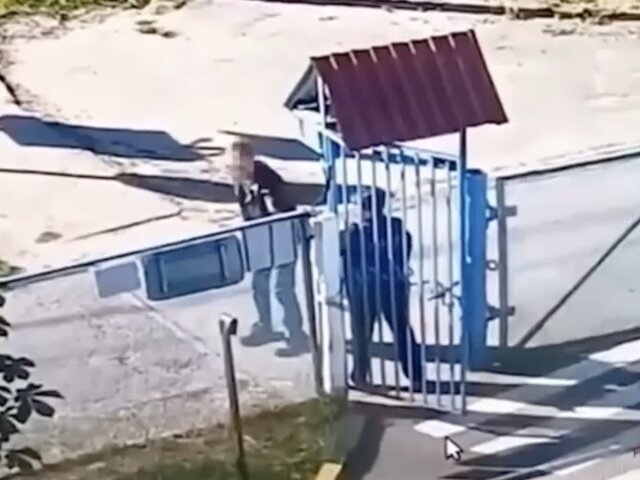 Считающий себя ребенком мужчина попытался проникну