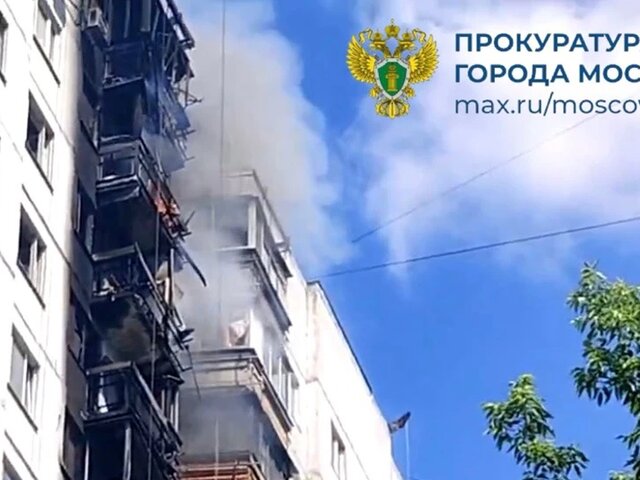Более 30 человек эвакуировались при тушении балконов на запа