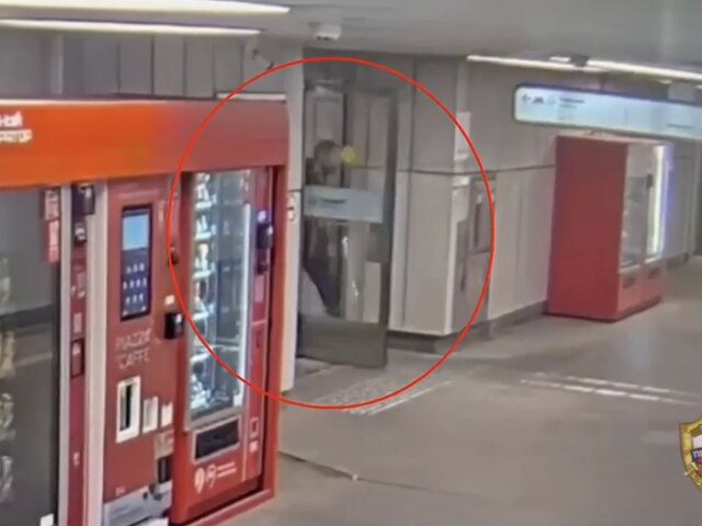 Мужчина разбил стекло входной двери на станции "Терехово" ме