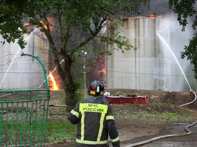 Режим ЧС введен в поселке в Ростовской области, где загорелась нефтебаза после атаки ВСУ