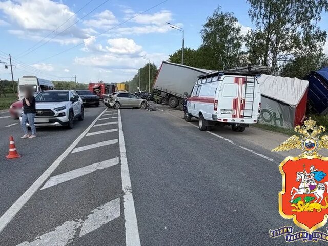 Грузовик врезался в 8 автомобилей в Дмитровском округе Подмосковья