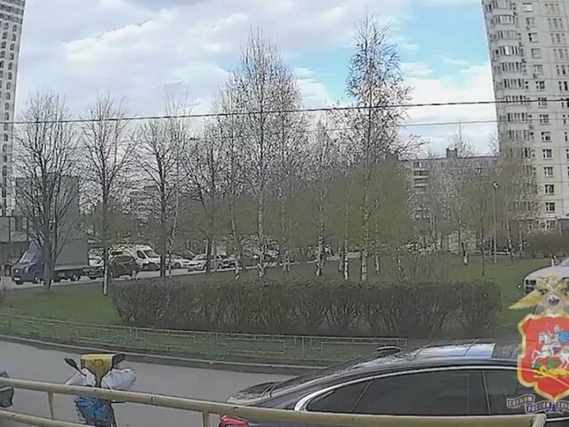 Автомобиль BMW без номеров проехал по детской площадке в подмосковных Мытищах