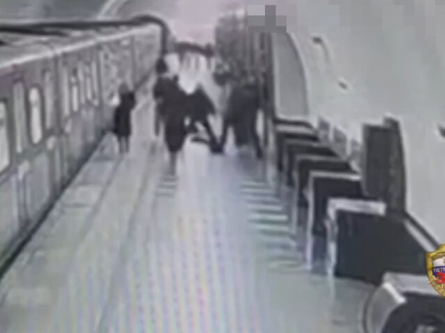 Трое мужчин избили пассажира на станции метро 