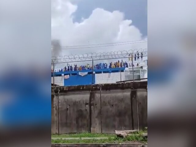 Более 1 200 заключенных взбунтовались и захватили тюрьму в Венесуэле