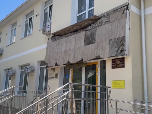 Двое пострадавших при падении балкона в школе Севастополя доставлены в Москву