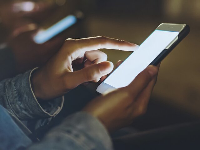 Невролог Воробьева: использование смартфона может привести к параличу мышц кисти
