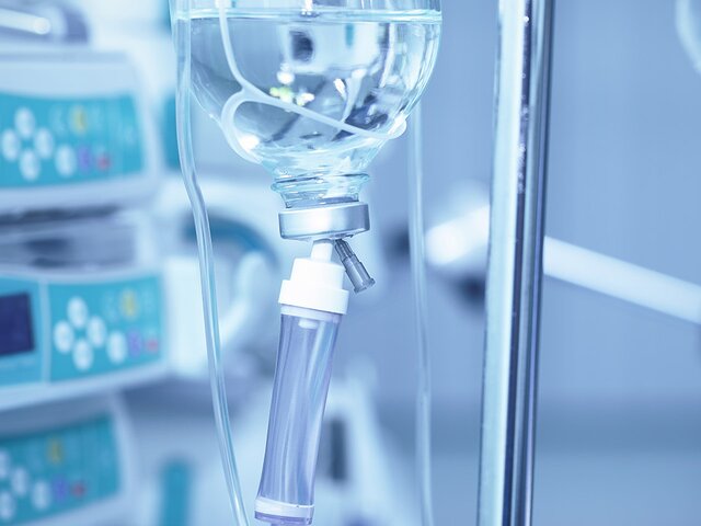 Китайские врачи удалили мужчине камень из мочевого пузыря весом 1,3 кг