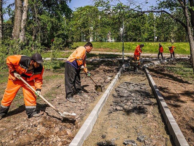Свыше 130 дворов в 3 районах Москвы обновят на средства от платных парковок