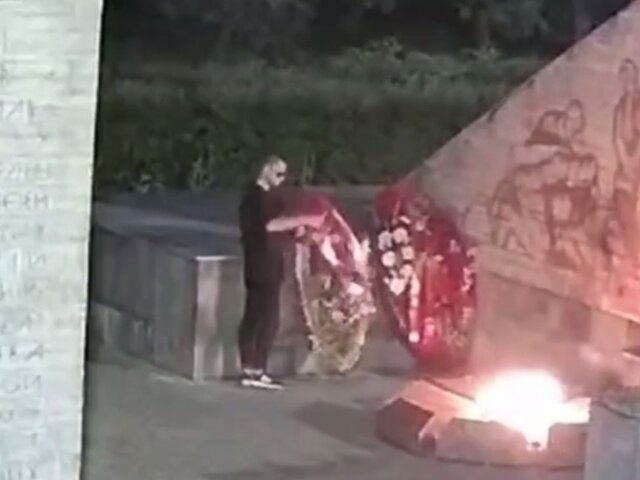 В Новгородской области перед судом предстанет мужчина, который сжег венки в Вечном огне