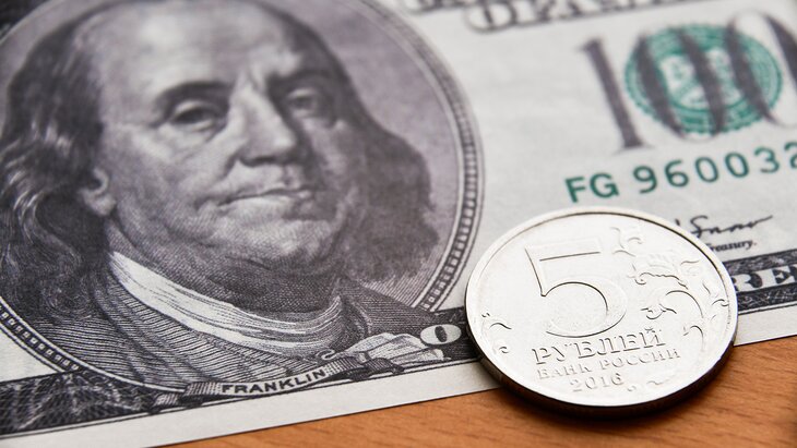 Внебиржевой курс доллара опустился ниже 75 рублей впервые с 30 января