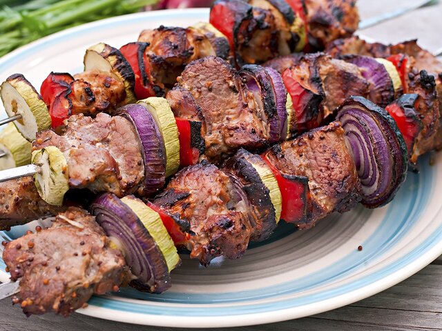 Диетолог Михалева рекомендовала есть не больше двух порций шашлыка за сезон