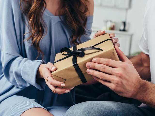 Россияне предпочитают парфюмерию и сладости в качестве подарков на 23 февраля и 8 марта