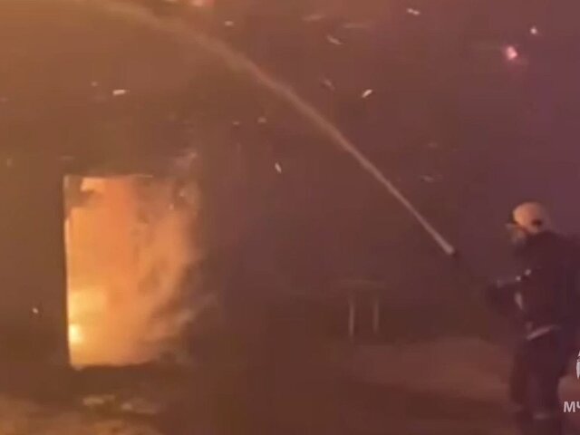 Пожар произошел в промзоне "Большевик" в Ленинградской области