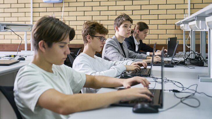 Профильное обучение в средних школах РФ сохранится по 6 направлениям
