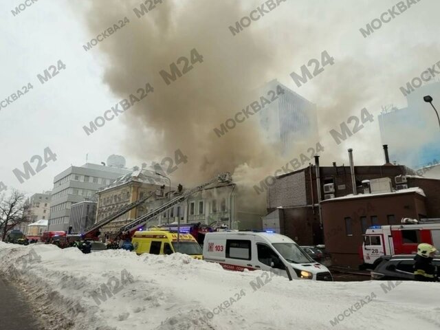 Площадь пожара в здании на северо-востоке Москвы составила 600 "квадратов"