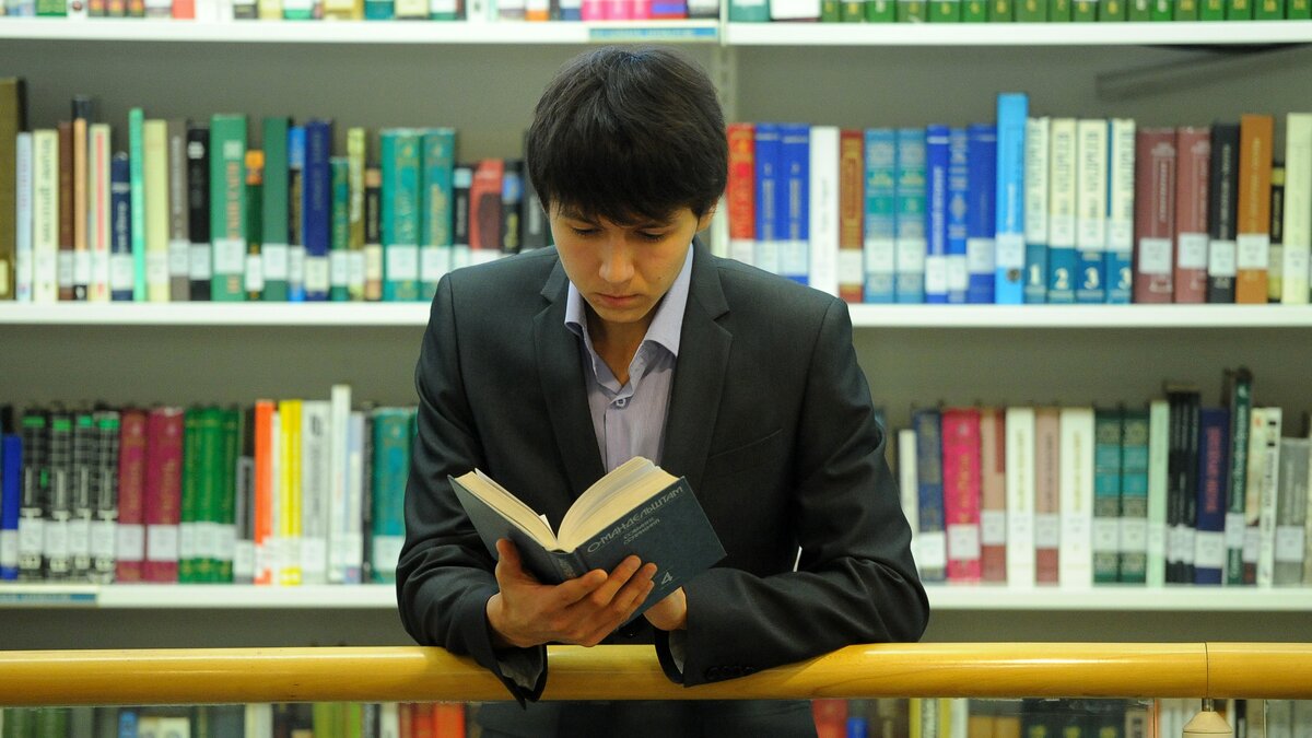 Библиотека английских учебников. Библиотека иностранной литературы. Мальчик казах читает книгу. Школьники читают книги кыргыз. Казахи читают картинки.