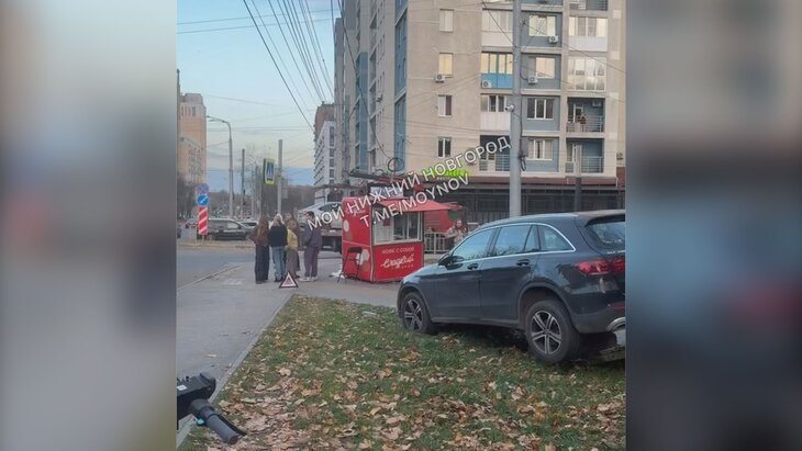 Мерседес врезался в кофейный ларек у парка в Нижнем Новгороде Мерседес врезался в кофейный ларек у парка в Нижнем Новгороде