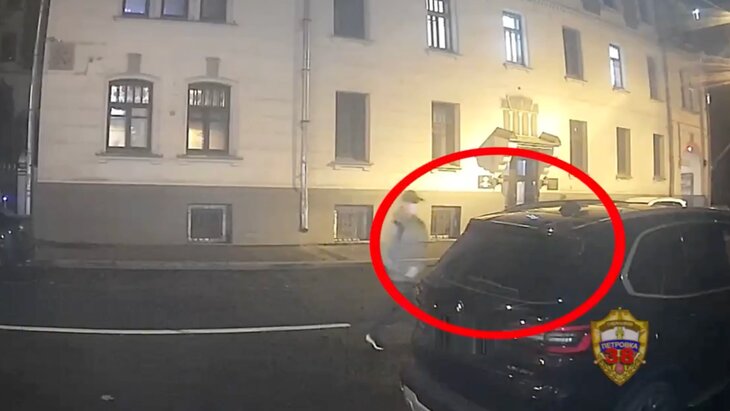 В Москве из машины украли брендовые вещи и деньги