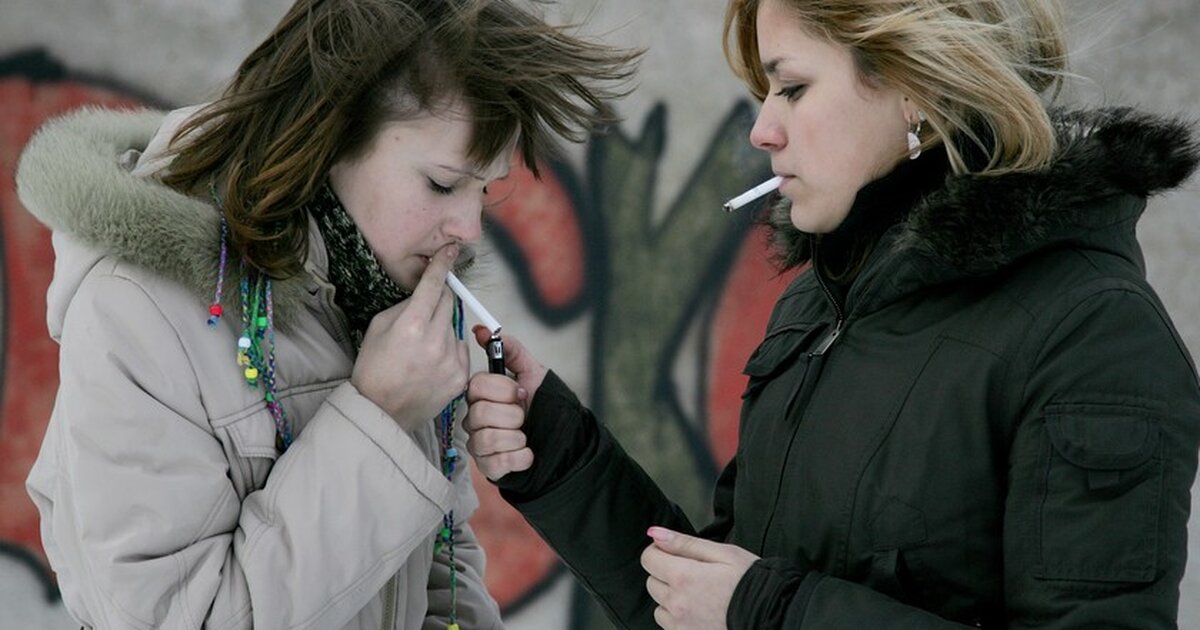 Группа сентябрь женщина курит на лавочке. Несколько девушек курят. Женщины курят на улице. Женское курение. Курящие девушки подростки.