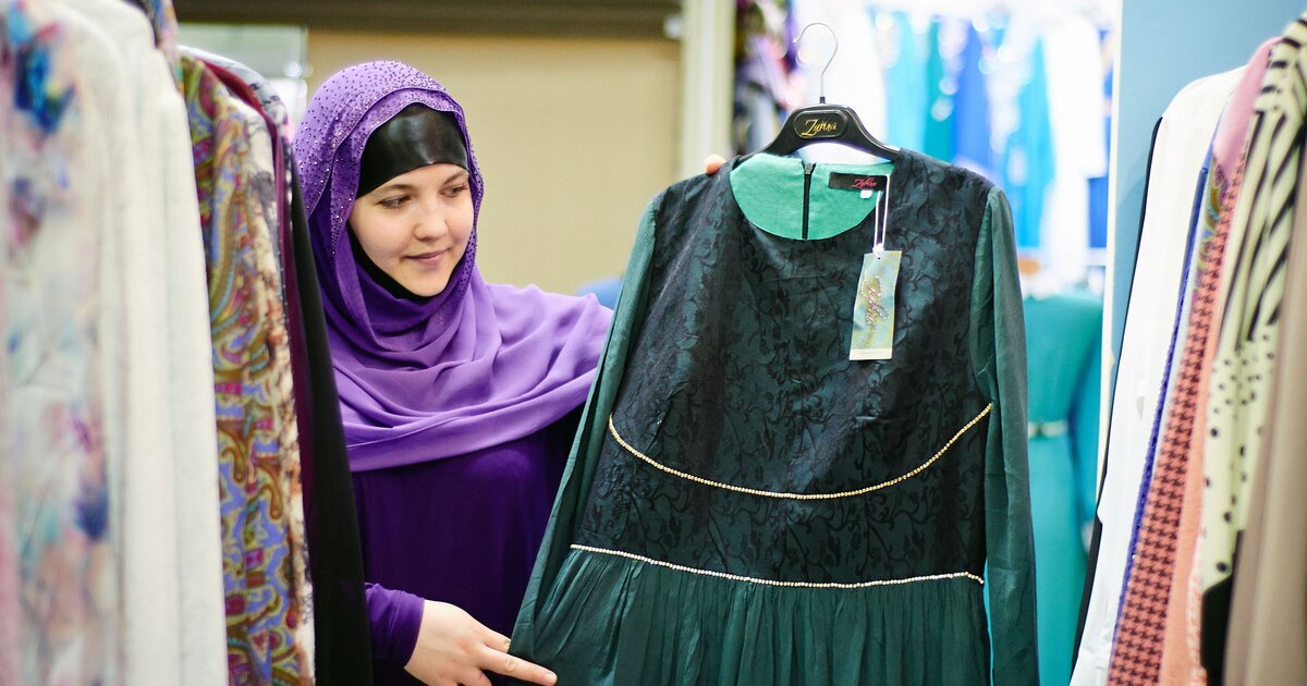 Мусульманский рынок. Магазин для мусульманок в Москве в Дубровке. Мусульманская женская одежда. Магазин мусульманской одежды. Магазин мусульманской одежды для женщин.