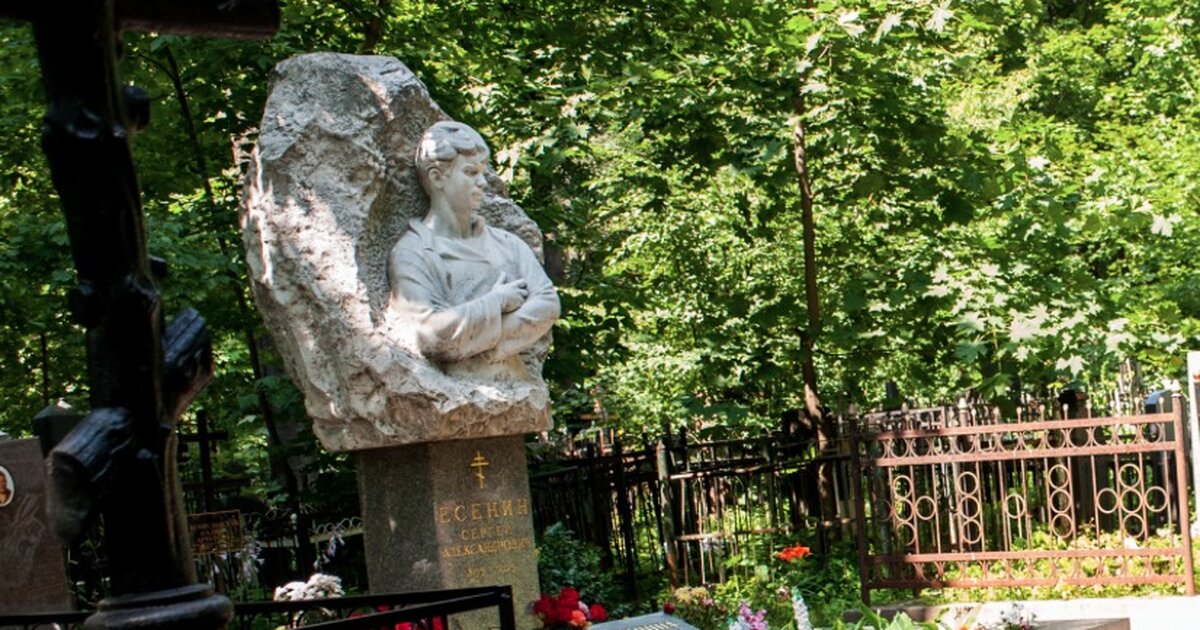 Могила есенина. Памятник Есенину на Ваганьковском кладбище. Памятник на могиле Есенина на Ваганьковском кладбище. Памятник Сергею Есенину на Ваганьковском кладбище. Ваганьковское кладбище Есенин
