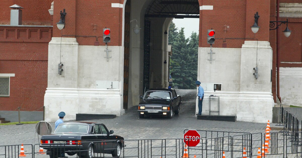 Через какие ворота можно войти в кремль. Кортеж президента в Кремле Боровицкие ворота. Спасские ворота Кремля ФСО. Кортеж заезжает в Кремль. Машины въезжают в Кремль.