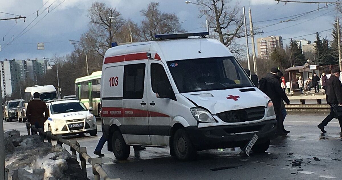 Машина скорой помощи сбила. В Москве на юге сбит человек.